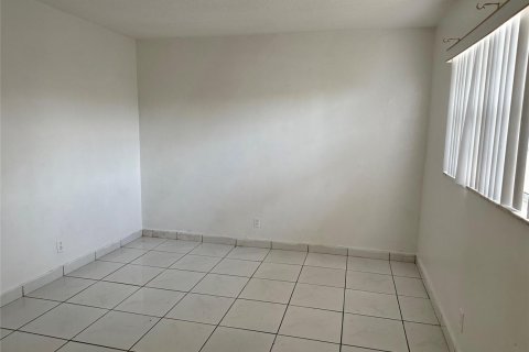 Condo in Sunrise, Florida, 2 bedrooms  № 2170009 - photo 25