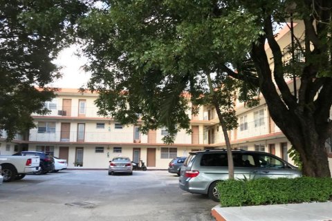 Condominio en alquiler en Miami, Florida, 1 dormitorio, 49.24 m2 № 1183499 - foto 1