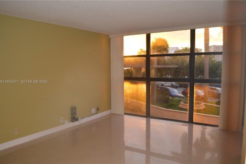 Condominio en venta en Hallandale Beach, Florida, 2 dormitorios, 99.87 m2 № 2077047 - foto 13