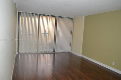 Condominio en venta en Hallandale Beach, Florida, 2 dormitorios, 99.87 m2 № 2077047 - foto 11