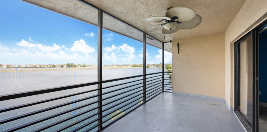 Кондоминиум с 2 спальнями в Майами, Флорида № 2030264