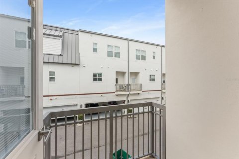 Townhouse in Winter Garden, Florida 3 bedrooms, 177.07 sq.m. № 2225166 - photo 12