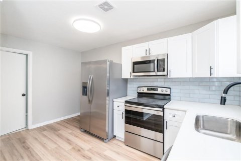Immobilier commercial à vendre à Tampa, Floride: 3 chambres, 194.17 m2 № 1773987 - photo 13