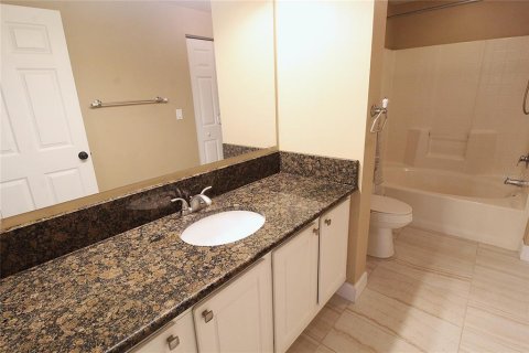 Condo in Sarasota, Florida, 2 bedrooms № 2225769 - photo 4