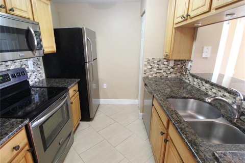 Condo in Sarasota, Florida, 2 bedrooms № 2225769 - photo 2