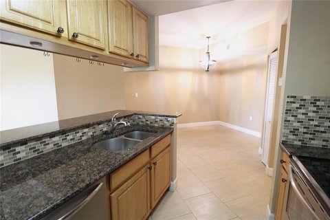 Condo in Sarasota, Florida, 2 bedrooms № 2225769 - photo 3