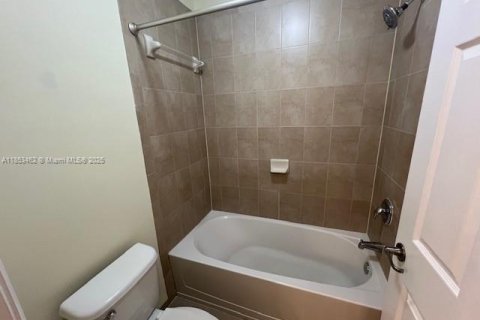 Townhouse in Cutler Bay, Florida 3 bedrooms, 140.75 sq.m. № 1881518 - photo 9