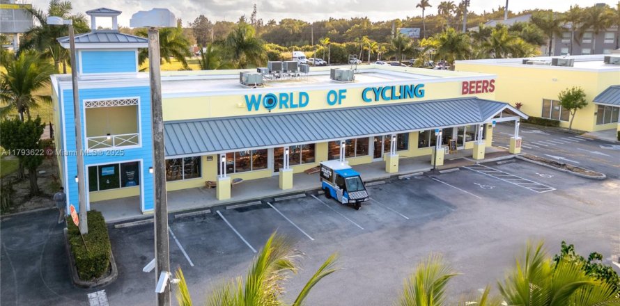 Commercial property in Florida City, Florida № 1863867