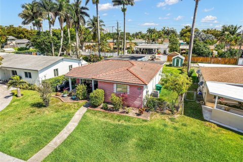 House in Dania Beach, Florida 3 bedrooms, 157.93 sq.m. № 1727756 - photo 11