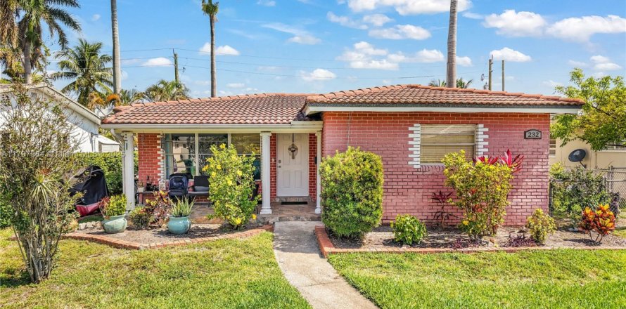 House in Dania Beach, Florida 3 bedrooms, 157.93 sq.m. № 1727756