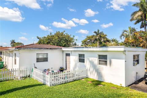 House in Dania Beach, Florida 3 bedrooms, 157.93 sq.m. № 1727756 - photo 15