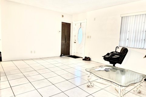 Casa en venta en Miami Gardens, Florida, 3 dormitorios, 182.18 m2 № 2387002 - foto 2