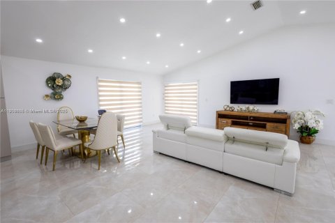 House in Homestead, Florida 4 bedrooms, 193.79 sq.m. № 1965110 - photo 6