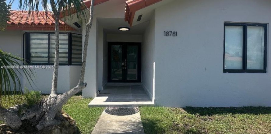 House in Homestead, Florida 4 bedrooms, 193.79 sq.m. № 1965110