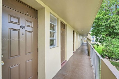 Condo in Plantation, Florida, 1 bedroom  № 2301927 - photo 2