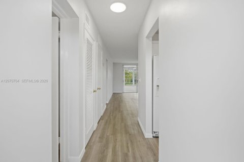 Condo in Plantation, Florida, 1 bedroom  № 2301927 - photo 17