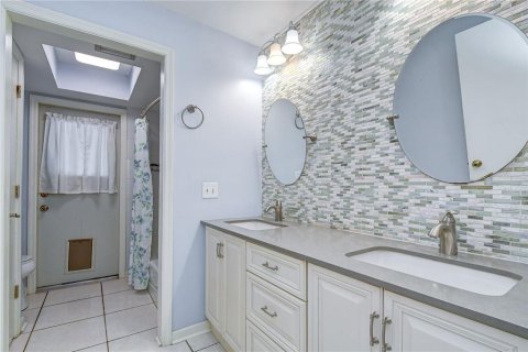 House in Brandon, Florida 4 bedrooms, 200.02 sq.m. № 2305893 - photo 25