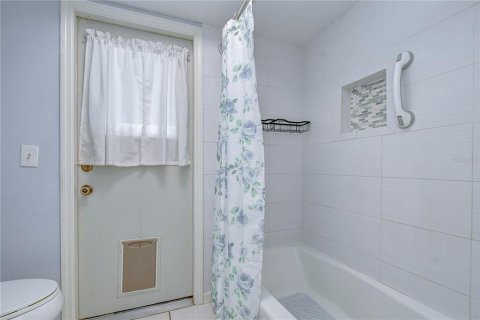 House in Brandon, Florida 4 bedrooms, 200.02 sq.m. № 2305893 - photo 26