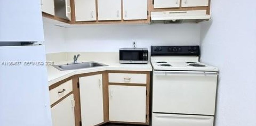 Condominio en Miami, Florida, 1 dormitorio  № 2054947