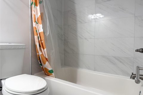 Townhouse in Pembroke Pines, Florida 3 bedrooms, 136.75 sq.m. № 2011634 - photo 20