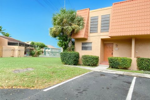 Townhouse in Pembroke Pines, Florida 3 bedrooms, 136.75 sq.m. № 2011634