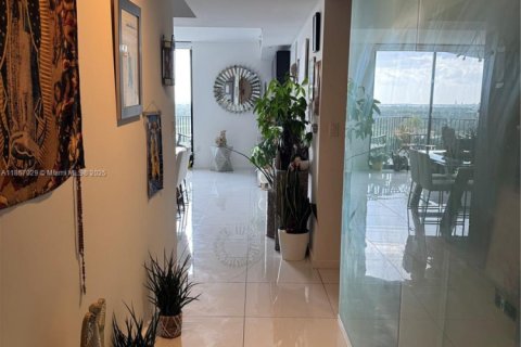 Condo in Doral, Florida, 1 bedroom  № 1897420 - photo 13