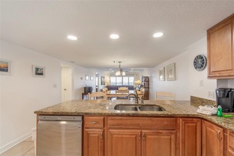 Condo in Madeira Beach, Florida, 2 bedrooms  № 2308920 - photo 4