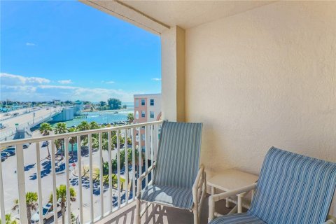 Condo in Madeira Beach, Florida, 2 bedrooms  № 2308920 - photo 15