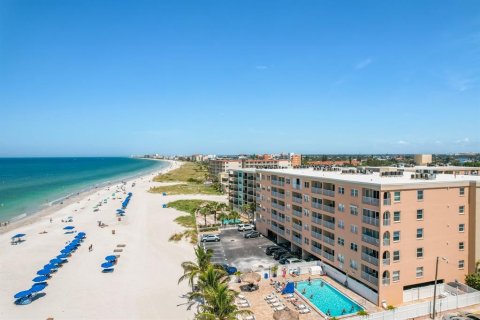 Condo in Madeira Beach, Florida, 2 bedrooms  № 2308920 - photo 18