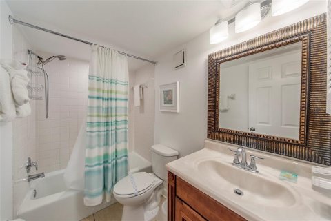 Condo in Madeira Beach, Florida, 2 bedrooms  № 2308920 - photo 13