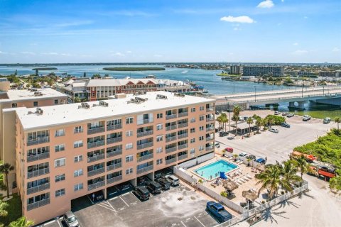 Condo in Madeira Beach, Florida, 2 bedrooms  № 2308920 - photo 19
