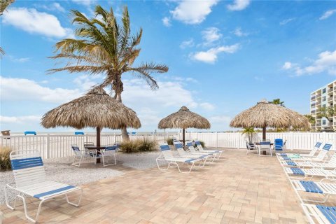 Condo in Madeira Beach, Florida, 2 bedrooms  № 2308920 - photo 20