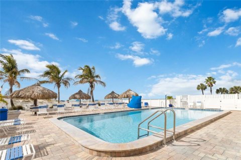 Condo in Madeira Beach, Florida, 2 bedrooms  № 2308920 - photo 23