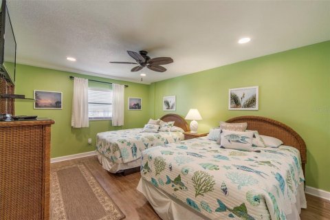 Condo in Madeira Beach, Florida, 2 bedrooms  № 2308920 - photo 11