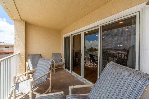 Condo in Madeira Beach, Florida, 2 bedrooms  № 2308920 - photo 16
