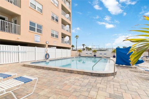 Condo in Madeira Beach, Florida, 2 bedrooms  № 2308920 - photo 24