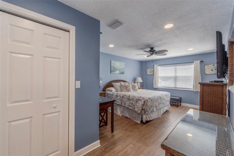 Condo in Madeira Beach, Florida, 2 bedrooms  № 2308920 - photo 8