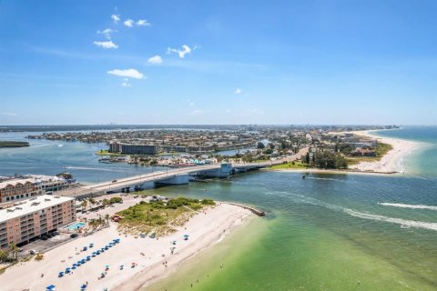 Condo in Madeira Beach, Florida, 2 bedrooms  № 2308920 - photo 26