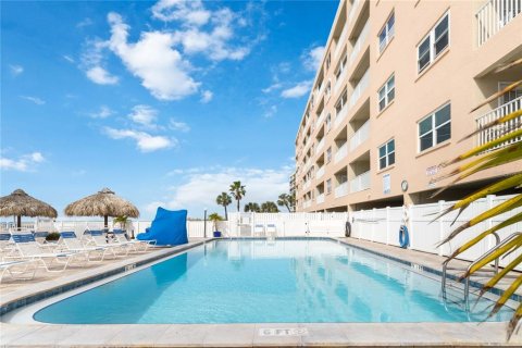 Condo in Madeira Beach, Florida, 2 bedrooms  № 2308920 - photo 21