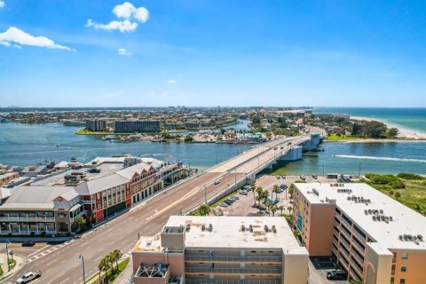 Condo in Madeira Beach, Florida, 2 bedrooms  № 2308920 - photo 25