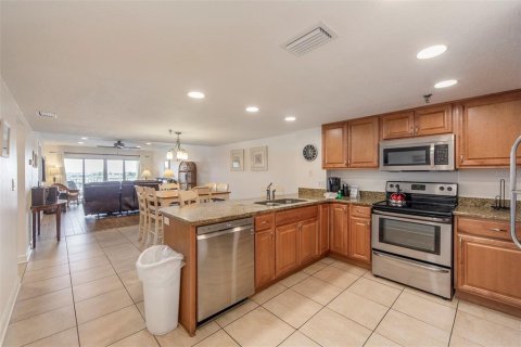Condo in Madeira Beach, Florida, 2 bedrooms  № 2308920 - photo 2