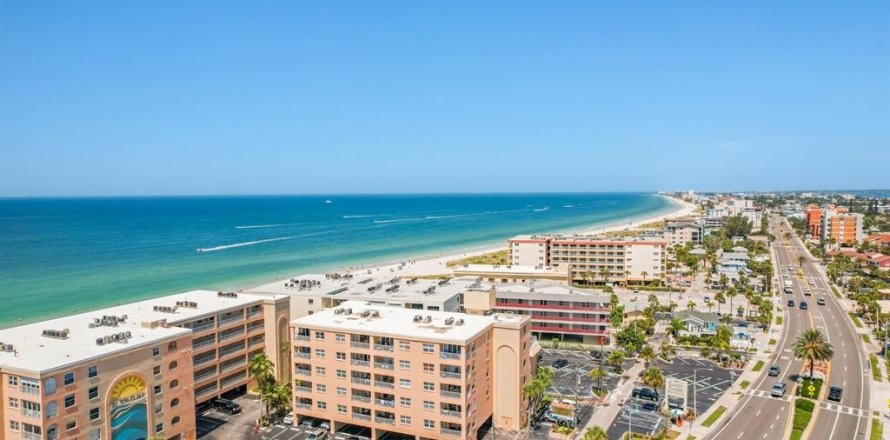 Condo in Madeira Beach, Florida, 2 bedrooms  № 2308920