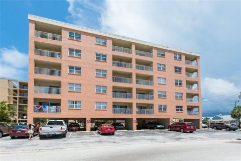 Condo in Madeira Beach, Florida, 2 bedrooms  № 2308920 - photo 17