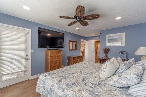 Condo in Madeira Beach, Florida, 2 bedrooms  № 2308920 - photo 9