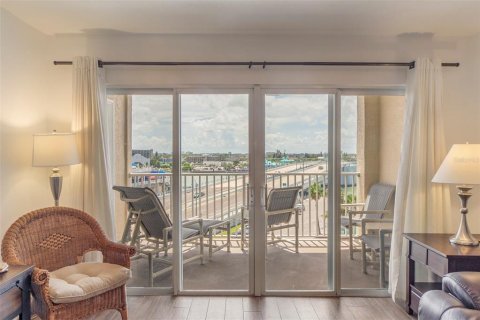 Condo in Madeira Beach, Florida, 2 bedrooms  № 2308920 - photo 14
