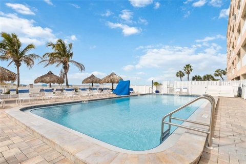 Condo in Madeira Beach, Florida, 2 bedrooms  № 2308920 - photo 22