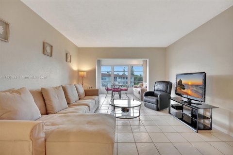 Condo in Lauderdale Lakes, Florida, 2 bedrooms  № 1820350 - photo 9