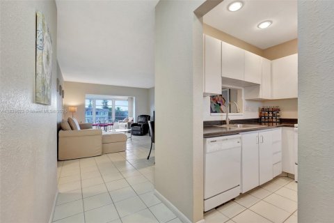 Condo in Lauderdale Lakes, Florida, 2 bedrooms  № 1820350 - photo 4
