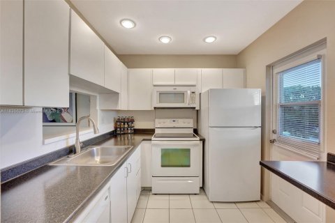 Condo in Lauderdale Lakes, Florida, 2 bedrooms  № 1820350 - photo 1