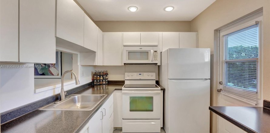 Condo in Lauderdale Lakes, Florida, 2 bedrooms № 1820350